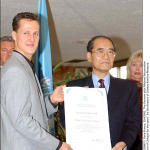 © Giancarlo Gorassini/ABACA. 33967-2. Paris-France. 15/04/02. Le pilote allemand Michael Schumacher reçoit le titre de 'Champion de l'Unesco pour le sport' par le directeur de l'Unesco Kochiro Matsuura.