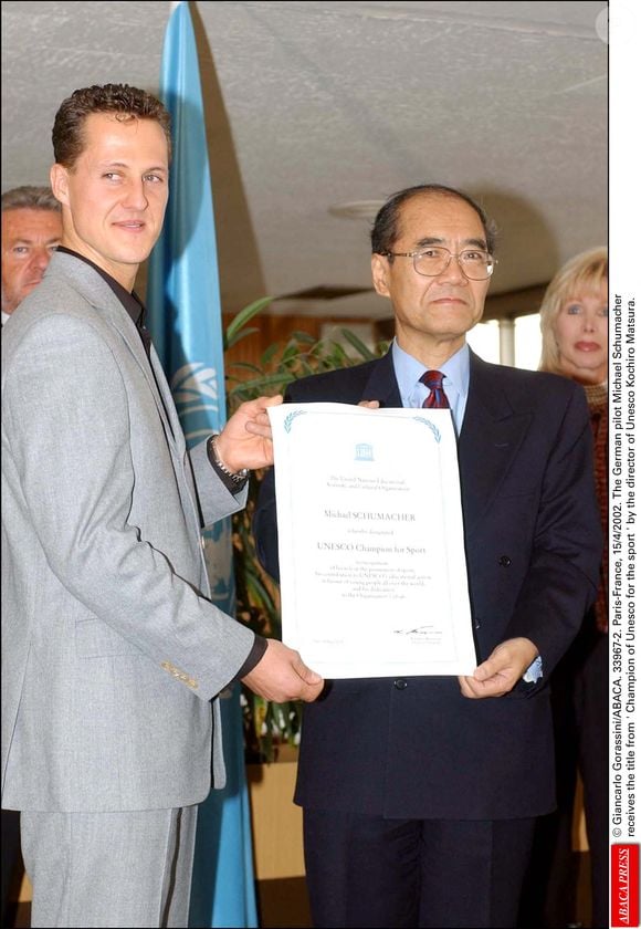 © Giancarlo Gorassini/ABACA. 33967-2. Paris-France. 15/04/02. Le pilote allemand Michael Schumacher reçoit le titre de 'Champion de l'Unesco pour le sport' par le directeur de l'Unesco Kochiro Matsuura.