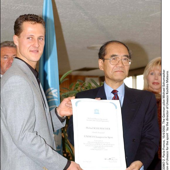 © Giancarlo Gorassini/ABACA. 33967-2. Paris-France. 15/04/02. Le pilote allemand Michael Schumacher reçoit le titre de 'Champion de l'Unesco pour le sport' par le directeur de l'Unesco Kochiro Matsuura.