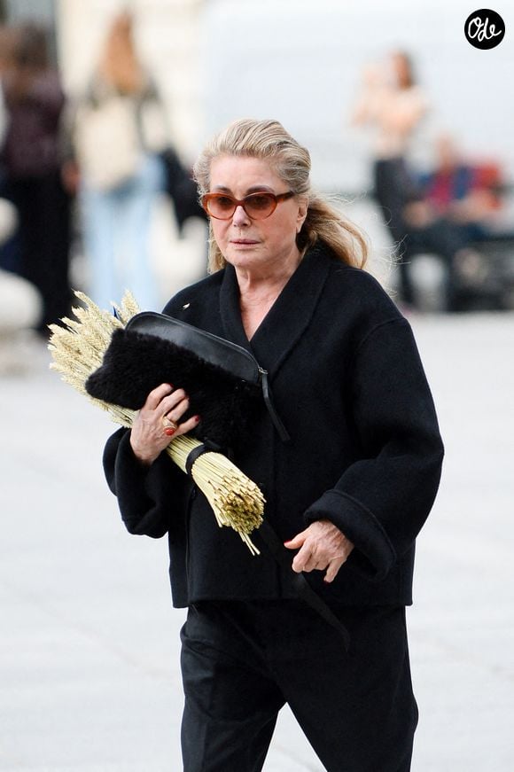 témoins silencieux de l'élégance et du talent d'un réalisateur qui a su faire virevolter les spectateurs.

Catherine Deneuve - Arrivées aux obsèques de Jean-Paul Rappeneau en l'église Saint-Sulpice à Paris ©Agence/Bestimage