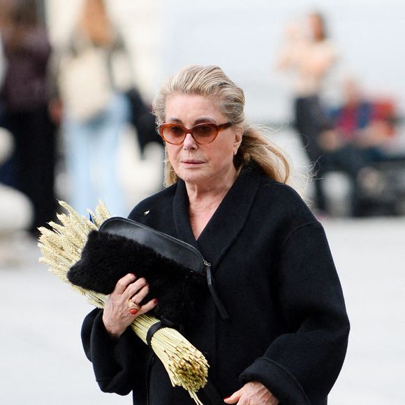 témoins silencieux de l'élégance et du talent d'un réalisateur qui a su faire virevolter les spectateurs.

Catherine Deneuve - Arrivées aux obsèques de Jean-Paul Rappeneau en l'église Saint-Sulpice à Paris ©Agence/Bestimage