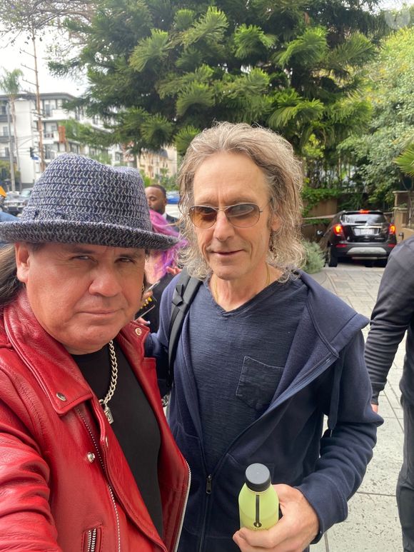 Le batteur Lol Tolhurst lui a rendu hommage sur Instagram, se disant profondément attristé.

Exclusif - Perry Bamonte - Le groupe The Cure quitte l'hôtel Four Seasons de Beverly Hills avant leur spectacle au Hollywood Bowl le 24 mai 2023. Backgrid USA / Bestimage