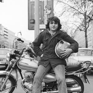 Archives -  Rendez-vous avec Daniel Balavoine sur sa moto à Paris. Le 25 mars 1980 © Jean-Claude Colin via Bestimage