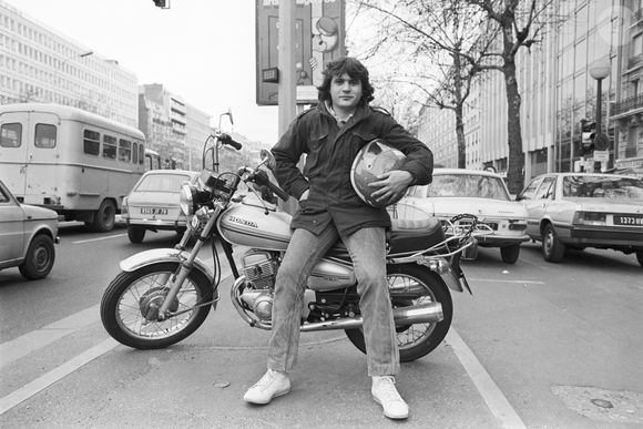 Archives -  Rendez-vous avec Daniel Balavoine sur sa moto à Paris. Le 25 mars 1980 © Jean-Claude Colin via Bestimage