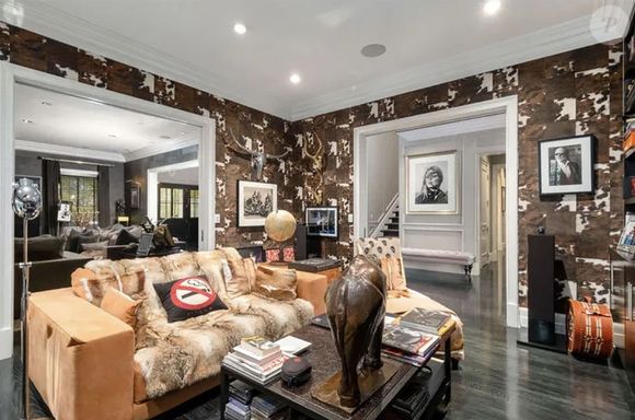 La villa de Johnny Hallyday à Pacific Palisades vendue en février 2021 pour 13 millions d'euros à Los Angeles. La superbe villa de 1000 m2 habitables est dotée de sept chambres, huit salles de bains, de plusieurs salons, d'une bibliothèque, d'une cave à vin, d'une salle de cinéma avec 18 sièges, d'un sauna, et même d'un studio d'enregistrement. Le 5 juillet 2021. © Backgrid UK/ Bestimage
