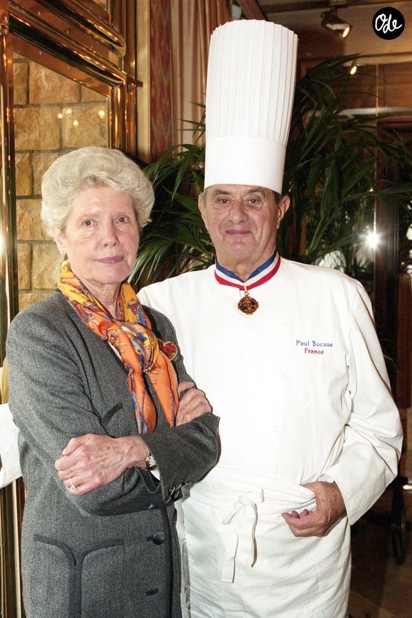 Archives - Paul Bocuse et sa femme Simone dans leur restaurant a Collonges-au-Mont-d'Or. Le 2 decembre 2001 JEAN-CLAUDE WOESTELANDT / BESTIMAGE