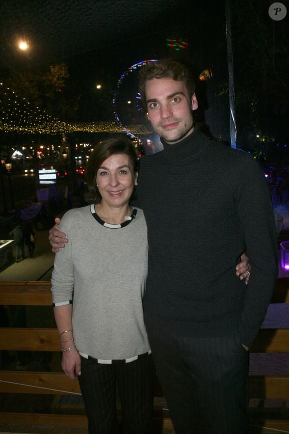 Carole Amiel avec son fils Valentin Livi, fils d'Yves Montand, lors de l'hommage à Yves Montand ''25 ans déjà'' à la Grande Roue place de la Concorde à Paris, le 11 novembre 2016. Crédit Jlppa/Bestimage