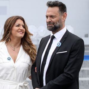 Et pour la première fois ce 23 août 2025, les tourtereaux ont orchestré leur première télé sur le plateau de TV5... A deux pour le promouvoir ! D'ici peu leur promotion pourrait changer car les principaux concernés auront le nez plongé dans les couches et les biberons...

Marlène Schiappa Secrétaire d'Etat auprès de la Première ministre, chargée de l'Economie sociale et solidaire et de la Vie associative et sonn compagnon lors de la cérémonie du 143ème défilé militaire du 14 juillet, jour de la Fête Nationale, sur les Champs-Elysées et la place de la Concorde, à Paris, France, le 14 juillet 2023. © Stéphane Lemouton/Bestimage