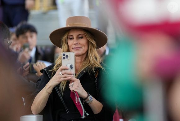 L'ancienne Miss France est le premier soutien de son époux.

Sophie Thalmann-Soumillon - 104ème édition du Qatar Prix de l’Arc de Triomphe à l'hippodrome Paris Longchamp le 5 octobre 2025. © Anne-Sophie Guebey/Bestimage
