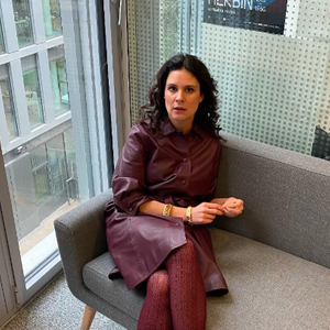 Comme récemment, lorsqu'elle a opté pour un total look bordeaux.

Apolline de Malherbe, divine en cuir.