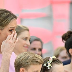 La princesse Charlene ses enfants, le prince héréditaire Jacques la princesse Gabriella, Beatrice Borromeo et Charlotte Casiraghi - Célébration des 20 ans de règne du prince souverain Albert II de Monaco sur la place du Palais à Monaco, le 19 juillet 2025. © Bruno Bebert/Bestimage