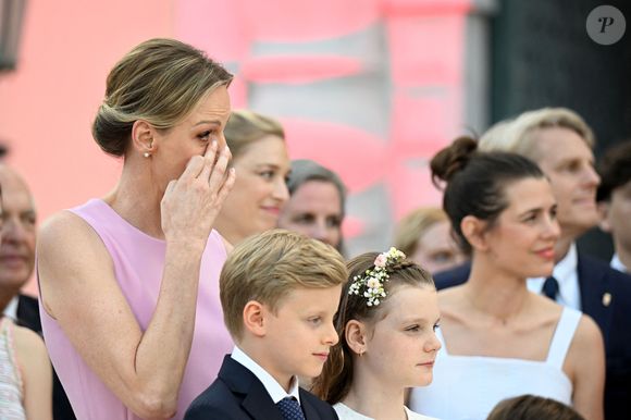 La princesse Charlene ses enfants, le prince héréditaire Jacques la princesse Gabriella, Beatrice Borromeo et Charlotte Casiraghi - Célébration des 20 ans de règne du prince souverain Albert II de Monaco sur la place du Palais à Monaco, le 19 juillet 2025. © Bruno Bebert/Bestimage