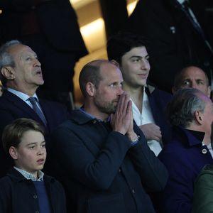 La suite de la rencontre a été cependant moins réjouissante pour lui.

Le prince William, prince de Galles, et son fils, le prince George de Galles, assistent au match aller PSG - Aston Villa de la Ligue des champions au Parc des Princes à Paris, le 9 avril 2025. 
© Cyril Moreau / Bestimage