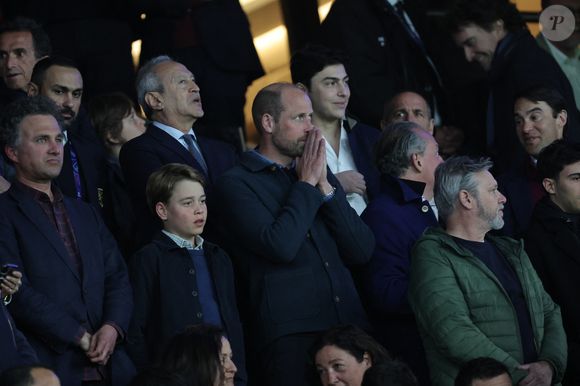 La suite de la rencontre a été cependant moins réjouissante pour lui.

Le prince William, prince de Galles, et son fils, le prince George de Galles, assistent au match aller PSG - Aston Villa de la Ligue des champions au Parc des Princes à Paris, le 9 avril 2025. 
© Cyril Moreau / Bestimage