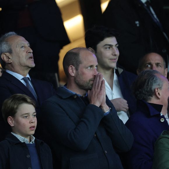 La suite de la rencontre a été cependant moins réjouissante pour lui.

Le prince William, prince de Galles, et son fils, le prince George de Galles, assistent au match aller PSG - Aston Villa de la Ligue des champions au Parc des Princes à Paris, le 9 avril 2025. 
© Cyril Moreau / Bestimage