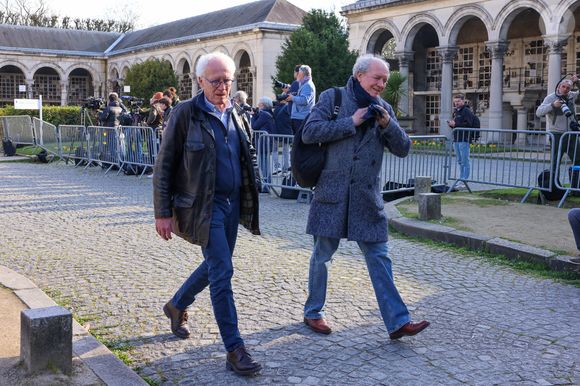 Jean-Pierre Dardenne et Luc Dardenne l'ont révélée au grand public et montent les marches de Cannes ce jour
Jean-Pierre Dardenne et Luc Dardenne à la sortie des obsèques d'Emilie Dequenne au cimetière Père Lachaise à Paris, France, le 26 mars 2025. © Cyril Moreau/Bestimage