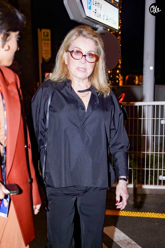 La légende du cinéma français Catherine Deneuve a été aperçue quittant la Plage Luca à Cannes le 13 mai 2026, alors qu'elle regagnait son hôtel après une sortie à la plage. Photo : Splash News/ABACAPRESS.COM