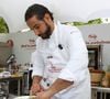 On l'aura compris : c'est avant tout par passion pour son club de cœur que le chef a posé ses valises dans la ville que l'on surnomme "Boulbi", 

Les Chefs à Saint-Tropez fêtent les producteurs 2026. Mohamed Cheikh place des Lices à Saint-Tropez, le 3 mai 2026., pour "la battle de panier surprise". ©Jean-Marc LHOMER/Bestimage. | 00753585