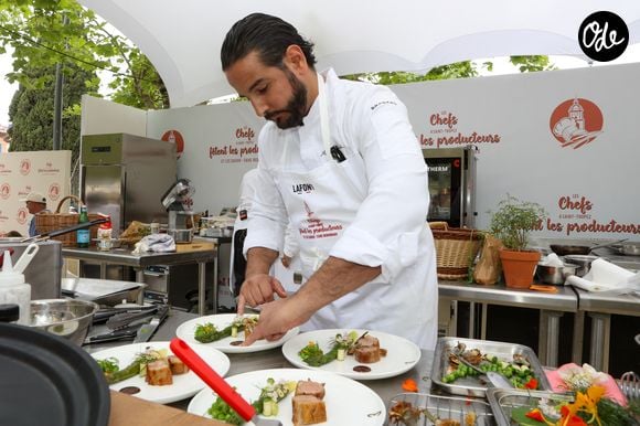 On l'aura compris : c'est avant tout par passion pour son club de cœur que le chef a posé ses valises dans la ville que l'on surnomme "Boulbi", 

Les Chefs à Saint-Tropez fêtent les producteurs 2026. Mohamed Cheikh place des Lices à Saint-Tropez, le 3 mai 2026., pour "la battle de panier surprise". ©Jean-Marc LHOMER/Bestimage. | 00753585
