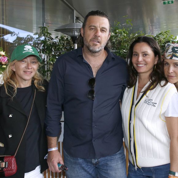 Cette célèbre actrice a retrouvé son père, qui avait quitté le foyer quand elle avait deux ans, à l’âge de 34 ans.

Exclusif - Sylvie Testud, Lannick Gautry, Anne Charrier et Sophie Le Tellier - Soirée des comédiens de séries de France Télévision lors des Internationaux de France de Tennis de Roland Garros. 
© Bertrand Rindoff Petroff / Bestimage