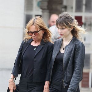 Axelle Laffont et sa fille Mitty Hazanavicius - Obsèques de P.Laffont dans la salle de la Coupole du cimetière du Père-Lachaise à Paris, le 23 août 2024. L'animateur de télévision est décédé le 7 août 2024 à l'âge de 84 ans.
© Dominique Jacovides / Bestimage