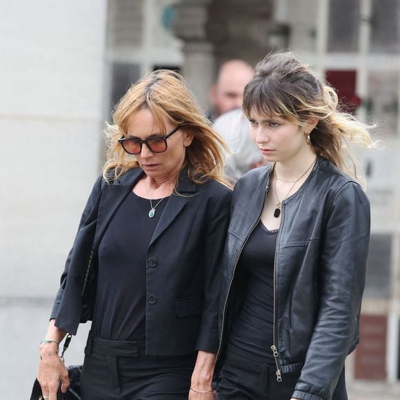 Axelle Laffont et sa fille Mitty Hazanavicius - Obsèques de P.Laffont dans la salle de la Coupole du cimetière du Père-Lachaise à Paris, le 23 août 2024. L'animateur de télévision est décédé le 7 août 2024 à l'âge de 84 ans.
© Dominique Jacovides / Bestimage