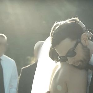 Eminem serre Hailie dans ses bras avant d'embrasser également McClintock. le 18 mai 2024 à son mariage ©Backgrid UK/ Bestimage