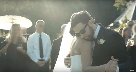 Eminem serre Hailie dans ses bras avant d'embrasser également McClintock. le 18 mai 2024 à son mariage ©Backgrid UK/ Bestimage