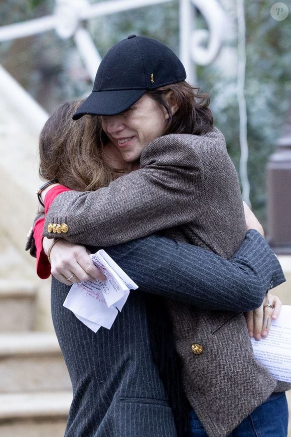 Lou Doillon et Charlotte Gainsbourg - Inauguration de la passerelle Jane Birkin devant les 41-43 quai de Valmy à Paris le 13 décembre 2025. © Cyril Moreau / Bestimage