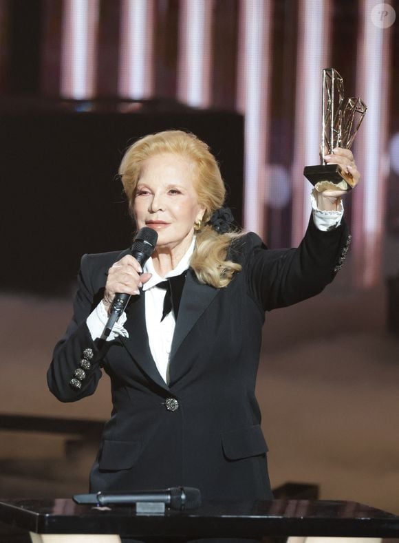 "Moi, Leïla je l’ai découverte pour la première fois sur le tournage du film. Et j’avoue que c’était très curieux parce qu’elle avait 85 ans", s’est d'abord souvenue la maman de David Hallyday. 

Sylvie Vartan - Cérémonie de la 40ème édition des Victoires de la Musique à la Seine Musicale à Boulogne-Billancourt, France, le 14 février 2025. © Coadic Guirec/Bestimage
