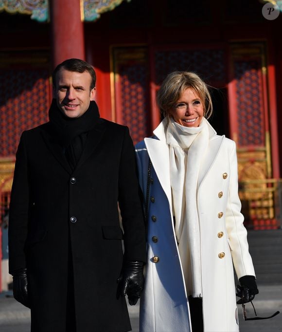 Le président de la République Emmanuel Macron et sa femme la Première dame Brigitte Macron (Trogneux) (manteau Olivier Rousteing pour Balmain) - Le président de la République et sa femme la Première dame visitent la Cité interdite avec des élèves de l’établissement français Charles de Gaulle de Pékin et d’une école chinoise à Pékin lors de la visite d'Etat de trois jours en Chine, le 9 janvier 2018. © Christian Liewig/Pool/Bestimage