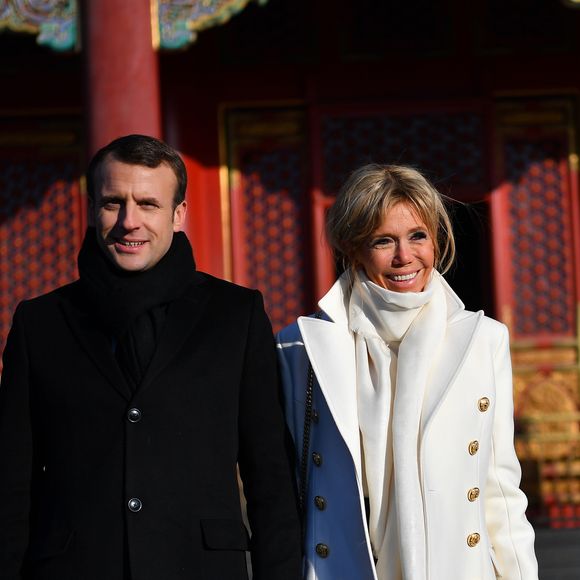 Le président de la République Emmanuel Macron et sa femme la Première dame Brigitte Macron (Trogneux) (manteau Olivier Rousteing pour Balmain) - Le président de la République et sa femme la Première dame visitent la Cité interdite avec des élèves de l’établissement français Charles de Gaulle de Pékin et d’une école chinoise à Pékin lors de la visite d'Etat de trois jours en Chine, le 9 janvier 2018. © Christian Liewig/Pool/Bestimage