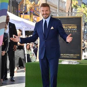 La star britannique de football à la retraite David Beckham pose sur son étoile lors d'une cérémonie d'inauguration en son honneur, à l'occasion de l'attribution de la 2 849e étoile sur le Hollywood Walk of Fame à Los Angeles, le vendredi 12 juin 2026. Photo de Jim Ruymen/UPI/ABACAPRESS.COM