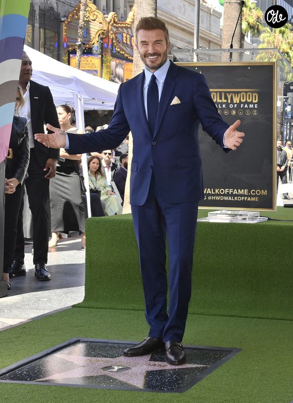 La star britannique de football à la retraite David Beckham pose sur son étoile lors d'une cérémonie d'inauguration en son honneur, à l'occasion de l'attribution de la 2 849e étoile sur le Hollywood Walk of Fame à Los Angeles, le vendredi 12 juin 2026. Photo de Jim Ruymen/UPI/ABACAPRESS.COM
