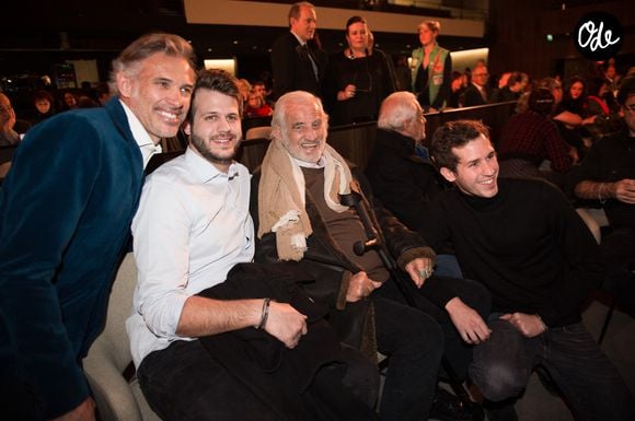 Alessandro est le fils de Paul Belmondo, ancien pilote

Paul Belmondo, Alessandro Belmondo, Jean-Paul Belmondo et Victor Belmondo assistent à la première parisienne du film « Les Gazelles », réalisé par Paul Belmondo, qui s'est déroulée à l'UNESCO le 24 novembre 2017 à Paris, en France. Photo : Eliot Blondet/ABACAPRESS.COM