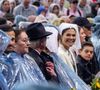 La famille royale de Suède a particulièrement attiré l’attention en réagissant avec humour et naturel à cette situation imprévue.

Andreas Norlén, Helena Norlén, la princesse Victoria de Suède, le prince Daniel de Suède, la Princesse Estelle de Suède, le Prince Oscar, la princesse Madeleine de Suède, Chris O´Neill, le Prince Carl Philip, lors des célébrations de la Fête nationale à Stockholm le 6 juin 2025. Photo par Dana Press / Bestimage