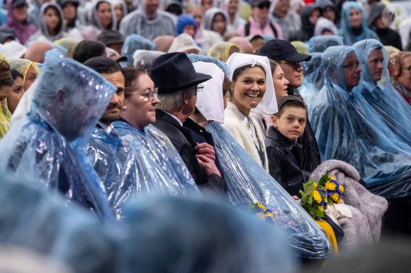 La famille royale de Suède a particulièrement attiré l’attention en réagissant avec humour et naturel à cette situation imprévue.

Andreas Norlén, Helena Norlén, la princesse Victoria de Suède, le prince Daniel de Suède, la Princesse Estelle de Suède, le Prince Oscar, la princesse Madeleine de Suède, Chris O´Neill, le Prince Carl Philip, lors des célébrations de la Fête nationale à Stockholm le 6 juin 2025. Photo par Dana Press / Bestimage