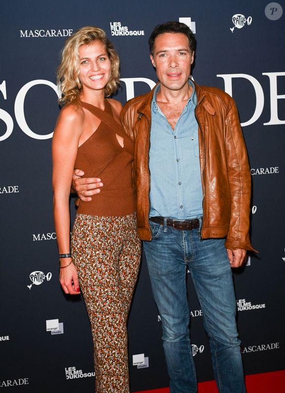 "Je voulais qu'elle soit à l'aise avec chaque phrase la concernant", a-t-il expliqué. 

 Nicolas Bedos et sa compagne Pauline Desmonts - Avant-première du film "Mascarade" au cinéma Pathé Wepler à Paris. Le 20 octobre 2022
© Coadic Guirec / Bestimage
