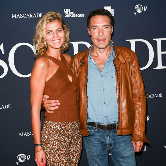 "Je voulais qu'elle soit à l'aise avec chaque phrase la concernant", a-t-il expliqué. 

 Nicolas Bedos et sa compagne Pauline Desmonts - Avant-première du film "Mascarade" au cinéma Pathé Wepler à Paris. Le 20 octobre 2022
© Coadic Guirec / Bestimage