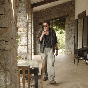 En France, Jacques Dutronc chez lui à Monticello en Corse avec ses chats. le 9 mai 2005.