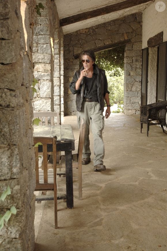 En France, Jacques Dutronc chez lui à Monticello en Corse avec ses chats. le 9 mai 2005.