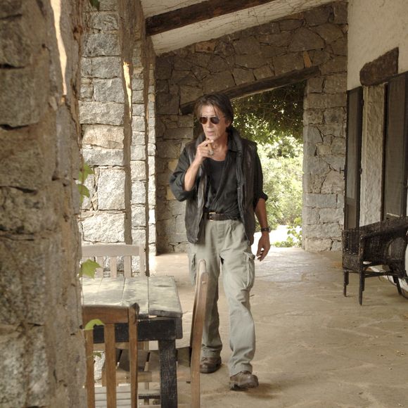 En France, Jacques Dutronc chez lui à Monticello en Corse avec ses chats. le 9 mai 2005.