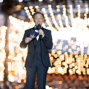 Passionné de patrimoine, l'animateur suit ce projet depuis 2014.
Stéphane Bern lors du concert de Paris avec l'Orchestre national de France pour France 2 en partenariat avec Radio France au pied de la Tour Eiffel le 13 juillet 2026.
© Perusseau / Veeren / Bestimage