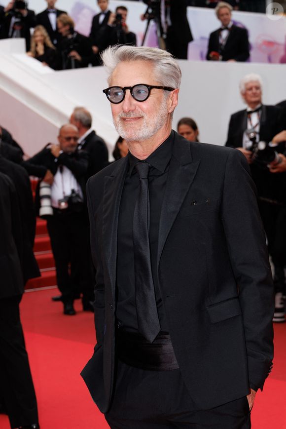 Antoine de Caunes - Montée des marches du film " Highest 2 Lowest " lors du 78ème Festival International du Film de Cannes, au Palais des Festivals à Cannes. Le 19 mai 2025
© Jacovides-Moreau / Bestimage