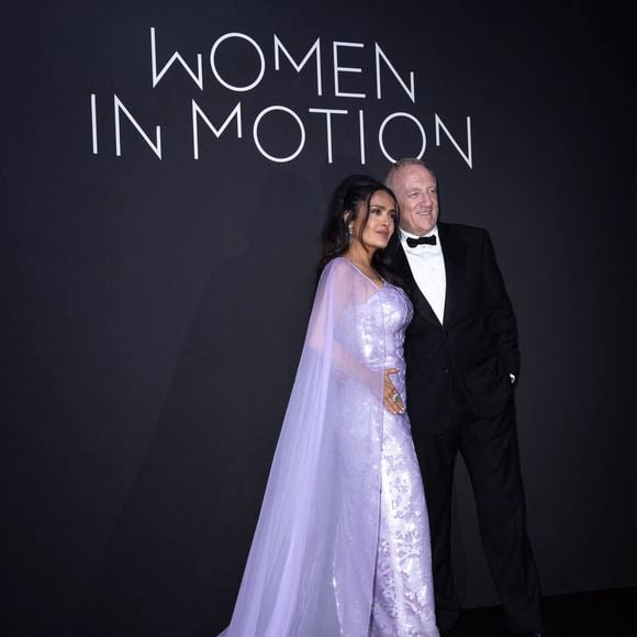 Salma Hayek et son mari François-Henri Pinault - Photocall du dîner "Women in Motion" par le groupe Kering, Place de la Castre, lors du 77ème Festival International du Film de Cannes le 19 mai 2024. © Olivier Borde/Bestimage