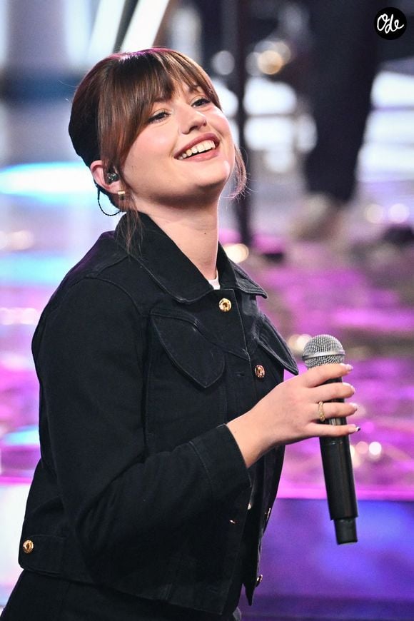 La chanteuse française Marine se produit lors du Téléthon diffusé sur France Télévision à Paris, le 5 décembre 2025. Photo : Firas Abdullah/ABACAPRESS.COM