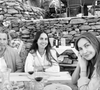 Et de la gastronomie locale
Florent Pagny avec sa femme, sa fille et une amie en Grèce