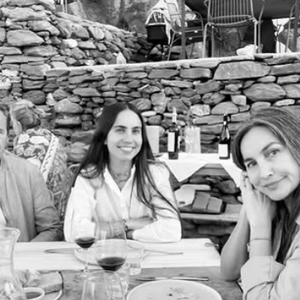 Et de la gastronomie locale 

Florent Pagny avec sa femme, sa fille et une amie en Grèce