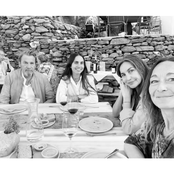Et de la gastronomie locale 

Florent Pagny avec sa femme, sa fille et une amie en Grèce