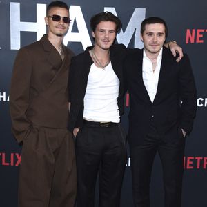 Romeo Beckham, Cruz Beckham et Brooklyn Peltz Beckham à l'avant-première du documentaire Beckham de Netflix, le 3 octobre 2023, au Cursor Mayfair de Londres. Action Press / Bestimage